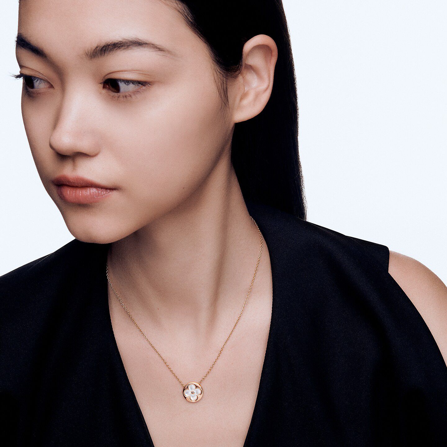 L.V COLOUR BLOSSOM SUN PENDANT WHITE SHELL (18K ROSE GOLD PLATED)