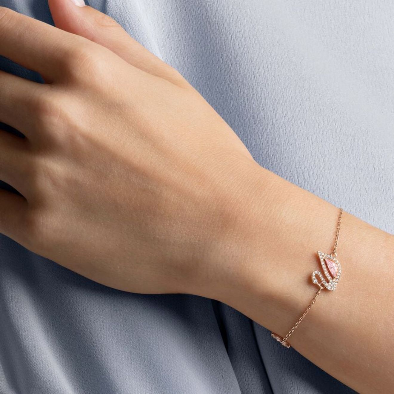 S.WAROSKI SWAN BRACELET (ROSE GOLD PLATED)